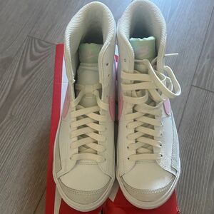 Nike Blazer Mid 77 Pink and Whitw